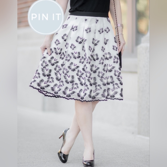 TALBOTS Elegant Black and White Floral Skirt Size 12 butterflies design - Picture 4 of 15